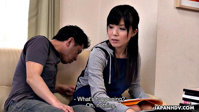 Сэна Сакура дрожит от возбуждения, когда толстый член рвет ее и кончает внутрь