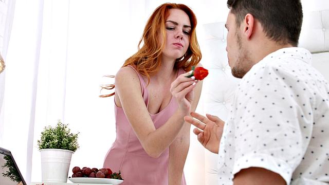 рыжая не даёт парню работать - трах и ничего лишнего