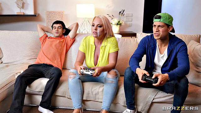 Блонди Фессер мастурбирует в ванной, а друг племянника ловит кайф с её сиськами и не только - уж точно не до приставки!