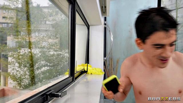 Блонди Фессер мастурбирует в ванной, а друг племянника ловит кайф с её сиськами и не только - уж точно не до приставки!