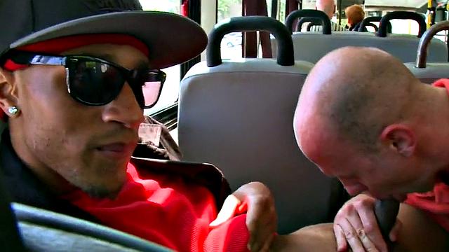 чёрный трахается с белым в автобусе и кончает ему в рот