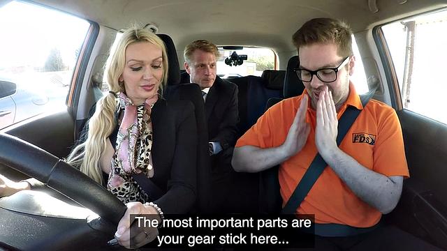 блондинка milf в чулках трахается с мужем в машине