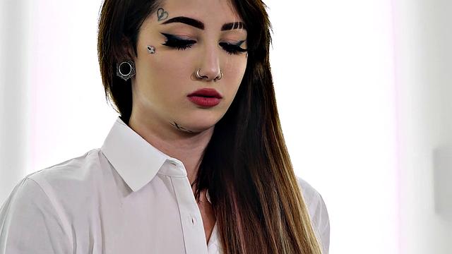 отчим попал под заклятие и трахает ведьму-падчерицу