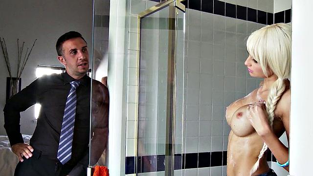 нет денег на квартиру? блондинка рассчитывается глотком и жопкой