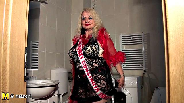 зрелая шлюха трахается и сосет в ванной