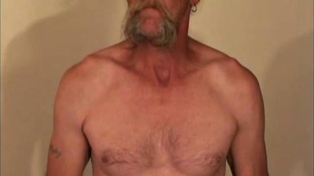 Руди заводит зрелых мужиков горячей дрочкой