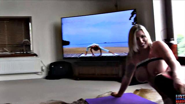 Мэнди трахается после йоги