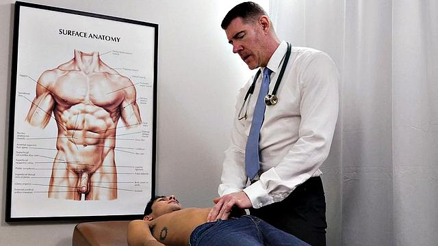 стройный твинг отдаётся врачу на приёме