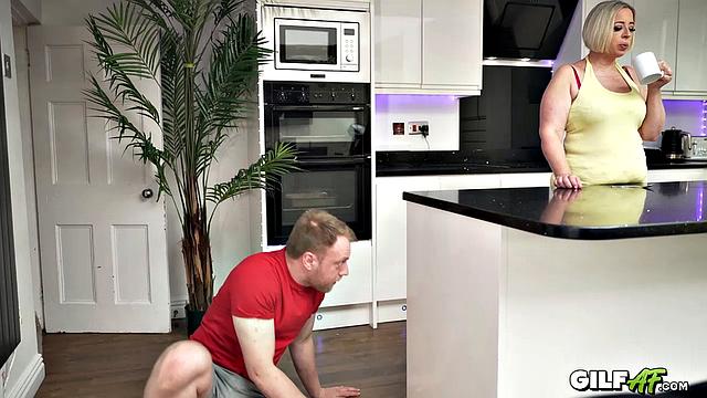 Старая боссиха строит из себя звезду, но всё равно раздвигает ноги подчинённому - ирония в действии.