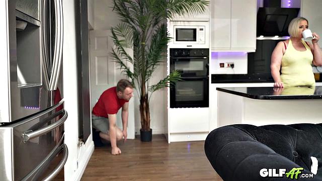 Старая боссиха строит из себя звезду, но всё равно раздвигает ноги подчинённому - ирония в действии.