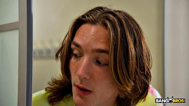 мачеха застукала подглядывающего и сама дала жару