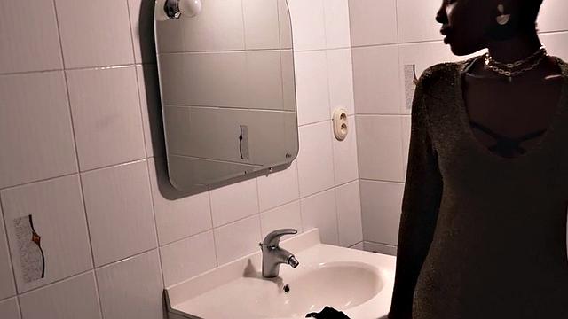 Соблазнительная черная малышка заводит любовника и отдается страсти