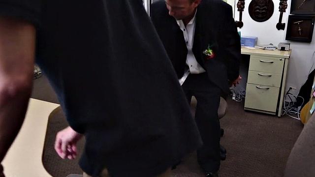 зрелый в костюме соглашается на гей анал за деньги