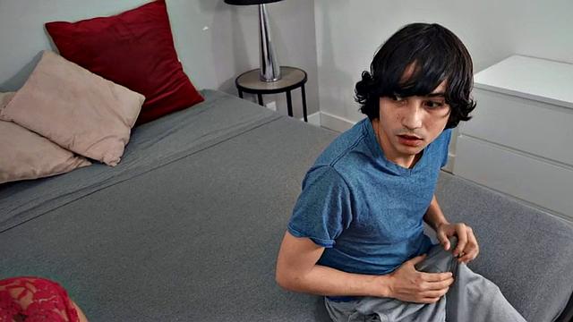 невысокий парень вылизывает зрелую киску