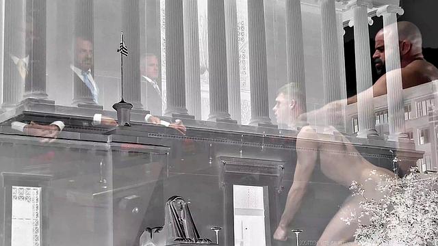 монро устраивается на работу и сразу берет в рот большой член