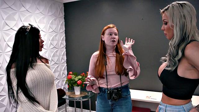 роскошная транса brittney kade жарко трахается с коллегой kenzie taylor после фотосессии