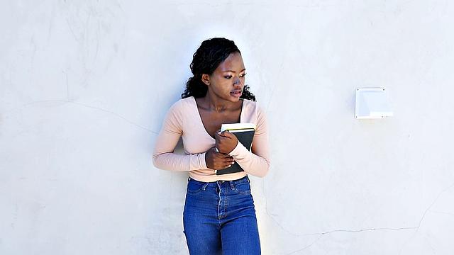 черная красотка после преображения страстно трахается с белым парнем