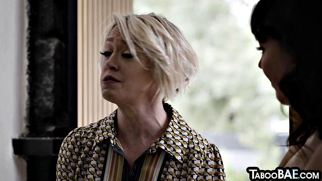 пышногрудая милфа и горячая малышка трахаются втроём с чёрным жеребцом