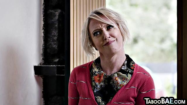 пышногрудая милфа и горячая малышка трахаются втроём с чёрным жеребцом