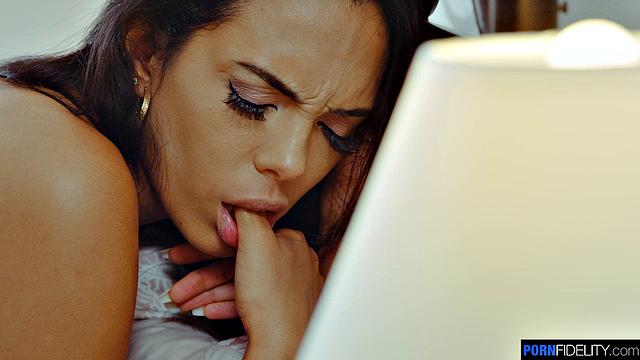 пышная латина milf жадно ловит сперму глубоко в киску