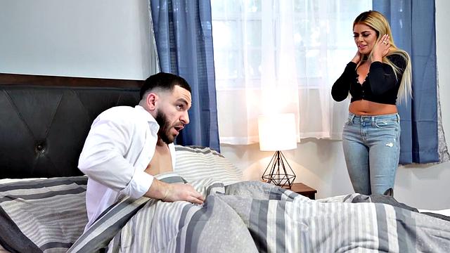 падчерица Бианка Бэнгс показывает, как надо глотать лучше мачехи