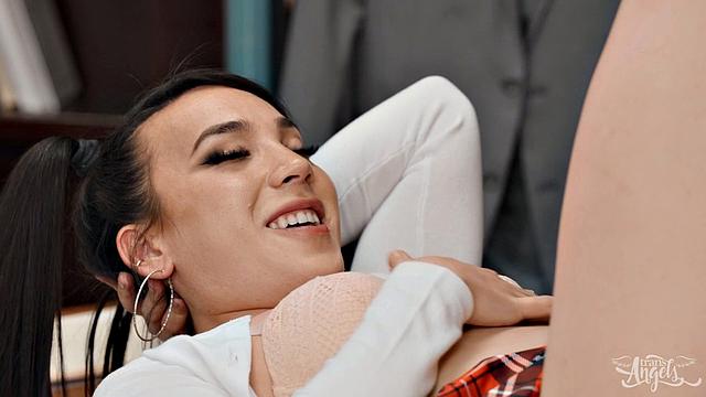 Вставляю её жопу на урок, часть 1