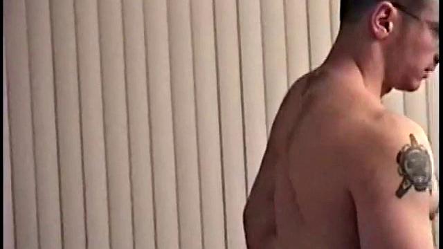 Гей-качок Джанни дрочит крепкой рукой для зрителей.