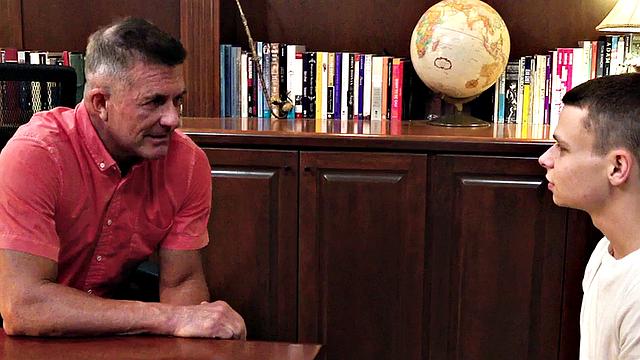 BJ daddybottom barebacked by petite BF in office