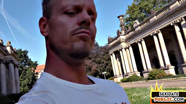 Милфа в чулках получила по полной от случайного перца в парке, и не скажешь, что она только за хлебом вышла.