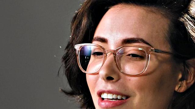 женщина в очках медленно дрочит свою киску пальцами