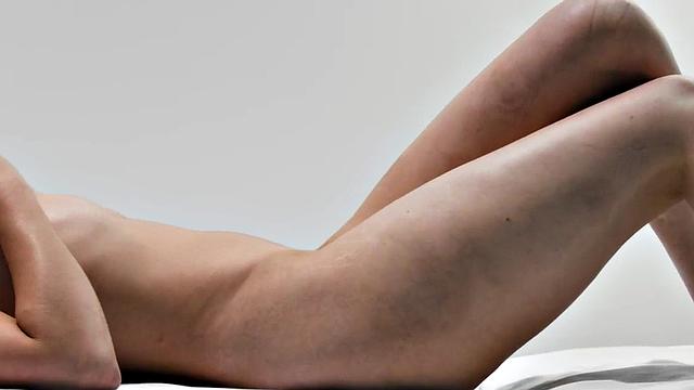 женщина в очках медленно дрочит свою киску пальцами