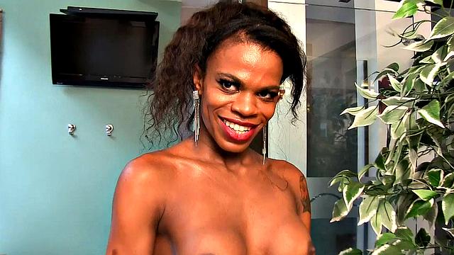 Black shemale Lavinia Magalhaes in a hot tub