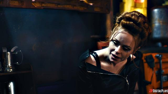 Жаркая анальная ебля на космическом корабле с Ella Hughes и Xander Corvus, пока команда спасается от гангстеров!