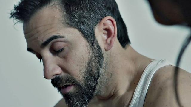 падре срывается и трахает её в глотку до слёз