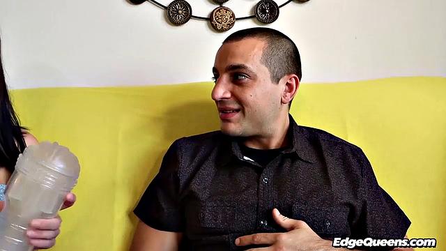 Aubrey Babcock тестирует флешлайт и дрочит член руками мужчине.