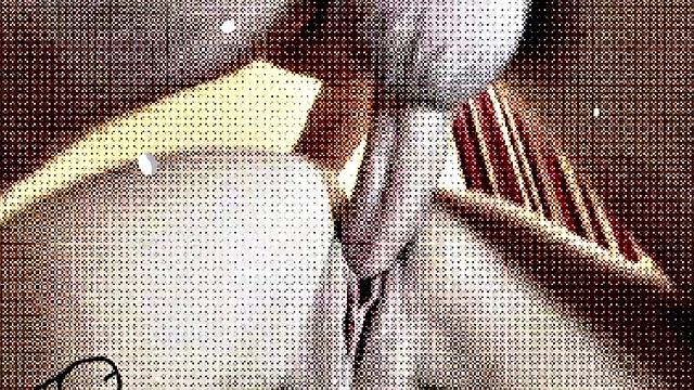 загорелая блондинка с полосками глотает так, что стыдно отелику