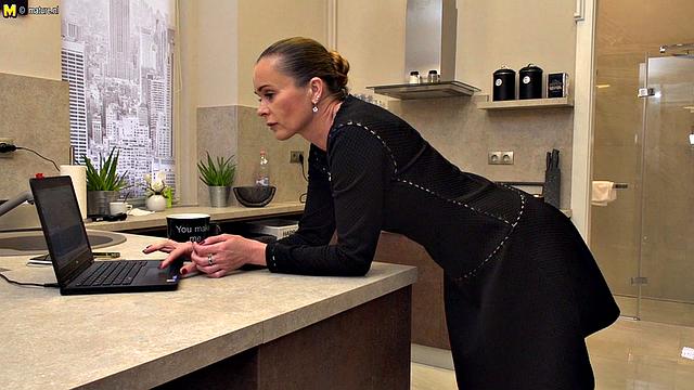 озорная ника балуется сама, пока муж не видит