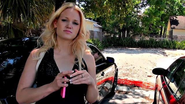 блондинка попала с машиной - зато трахнулась по полной