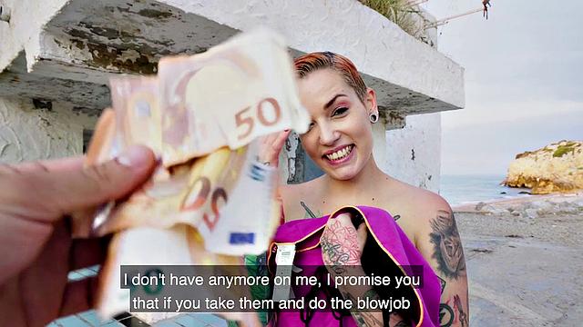 татуированная рыжая сосёт на пляже и глотает сперму