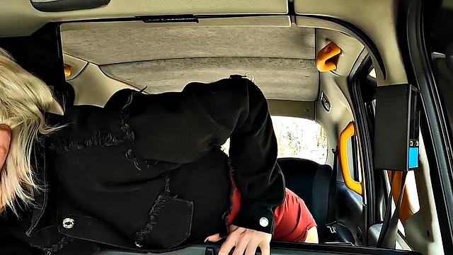 Petite taxi babe fucked in cab outdoors by lucky driver