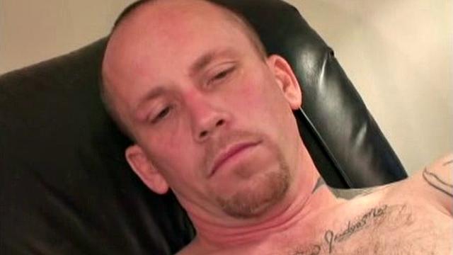 злой работяга с грубым телом жаждет жесткого гей-секса