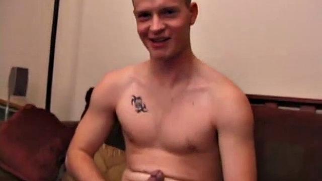 Лекс жадно вылизывает член и заставляет кончить на ладонь