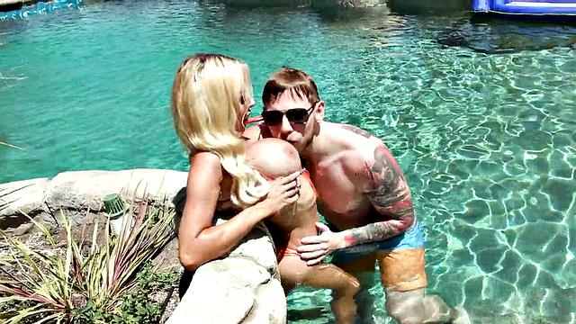 Perfect body babe outdoor analfucked by her lover