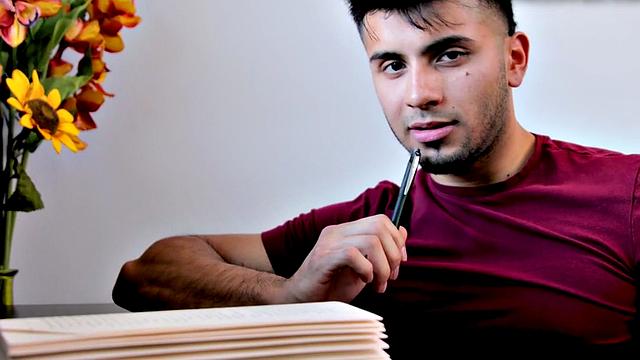 Студент забыл про учебу и устроил веселую дрочку на вебку