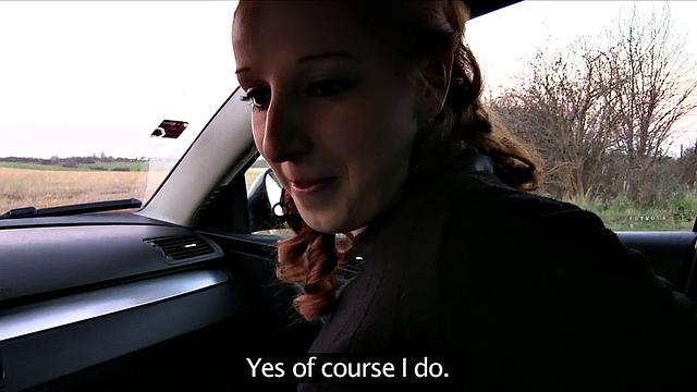 рыжая в чулках отсасывает и скачет на члене таксиста на заднем сиденье