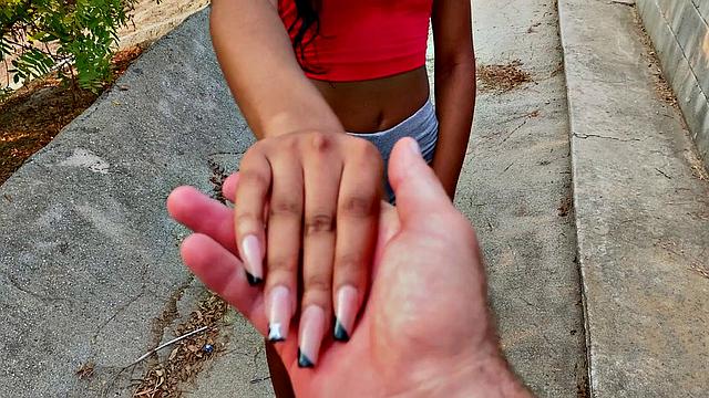 татуированная милфа делает минет и футджоб в гостиной