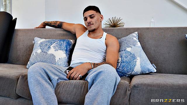 Яростная рыжая зверски трахается дома, когда спортзал закрыт