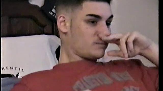 Гей-опыт для Тони: страсть и мощный минет от мужика!