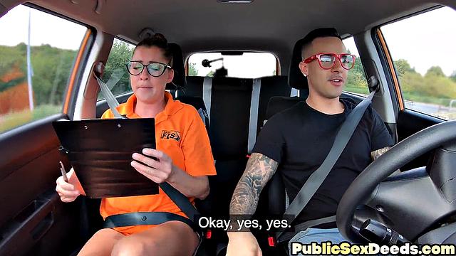 Glasses babe cockriding guy outdoor