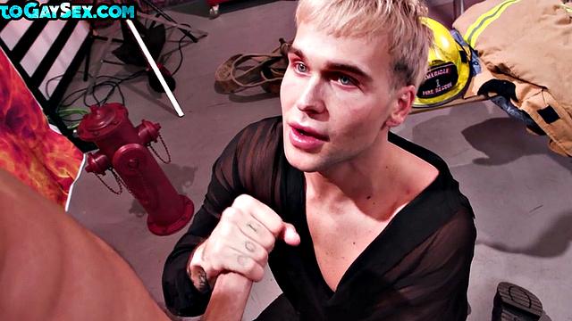 брутальные пожарные жёстко трахают мужика в раздевалке